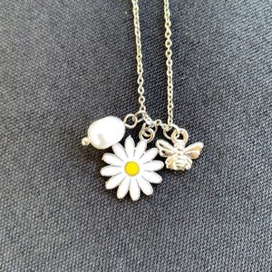 Daisy Bee Necklace NWOT